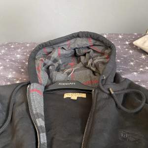 Burberry zip hoodie helt ny köpte i outlet i italien från burberry butiken har kvitto 🧾  Ny kostar ca 4,5 Lax Säljer för 2500 <- Helt ny