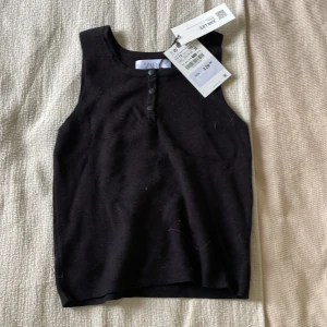 Zara topp svart - Säljer denna zara toppen från zara barn med knappt där fram helt ny