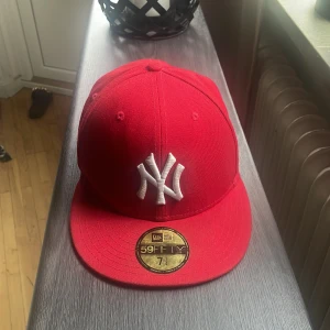 New era 59 fifty  - Skön röd new era keps. Inga tydliga defekter. Pris är fast. Lite Avicii feeling 💯
