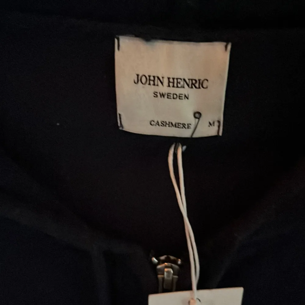 Säljer min Kashmir tröja från John Henric. Nypris 1899 mitt pris 1200. Tröjan är 100% Kashmir.. Hoodies.