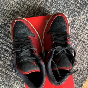 Jordan 1 low - Säljer ett par Jordan 1 low skick 6/10 kan få ner priset vid snabb affär. Str 40