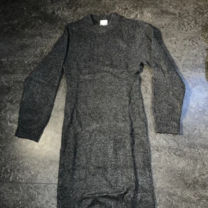 H&M - KNITTED DRESS - Perfekt skick. Aldrig använd. Stl. S stickad klänning.