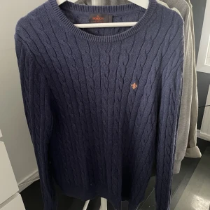 Morris tröja - Morris tröja i storlek L. Kan även passa m. Skick 8,5/10. Hör gärna av er om ni har några ytterligare frågor eller funderingar🙌🏻