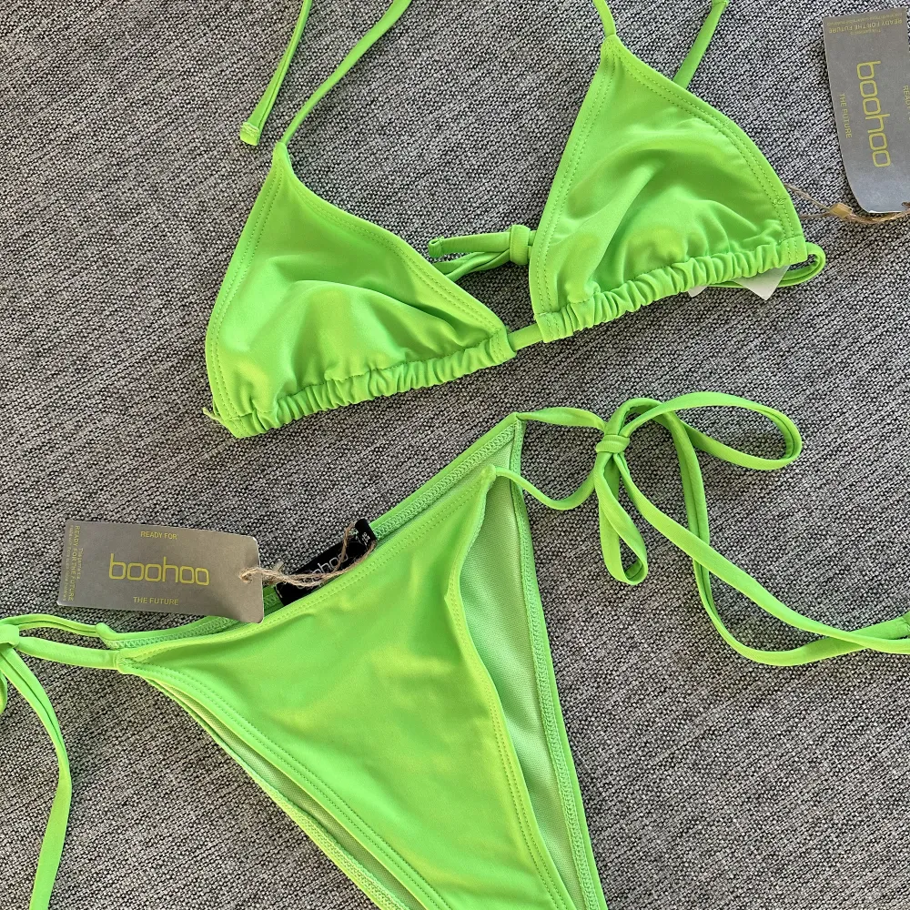 En bikini som verkligen syns!  Endast testad, säljer då den var för liten i bysten för mig 💚. Övrigt.