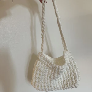 Väska - Virkar väskor och datorfodral, kan göras i olika storlekar och färger. Pris beror på storlek 