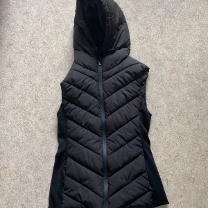 Svart Zara väst i storlek S - En svart zara väst i storlek S. Den är knappt använd och jag köpte den innan sommaren och använt den typ 3-5 ggr. Inga skador eller nått den är exakt så som den va när vi köpte den💗