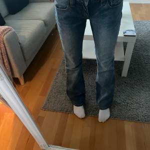 Jag kör en INTRESSEKOLL på mina skit snygga lågmidjade brandy jeans. Dom sitter super bra på mig som e 164 cm. Säljer pga att dom inte kommer till användning längre. Använda ett fåtal gånger. Buda om många intresserade. Köpta för 40€ = 477 kr + frakt.