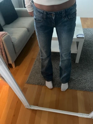 Brandy Melville Jeans - Jag kör en INTRESSEKOLL på mina skit snygga lågmidjade brandy jeans. Dom sitter super bra på mig som e 164 cm. Säljer pga att dom inte kommer till användning längre. Använda ett fåtal gånger. Buda om många intresserade. Köpta för 40€ = 477 kr + frakt.