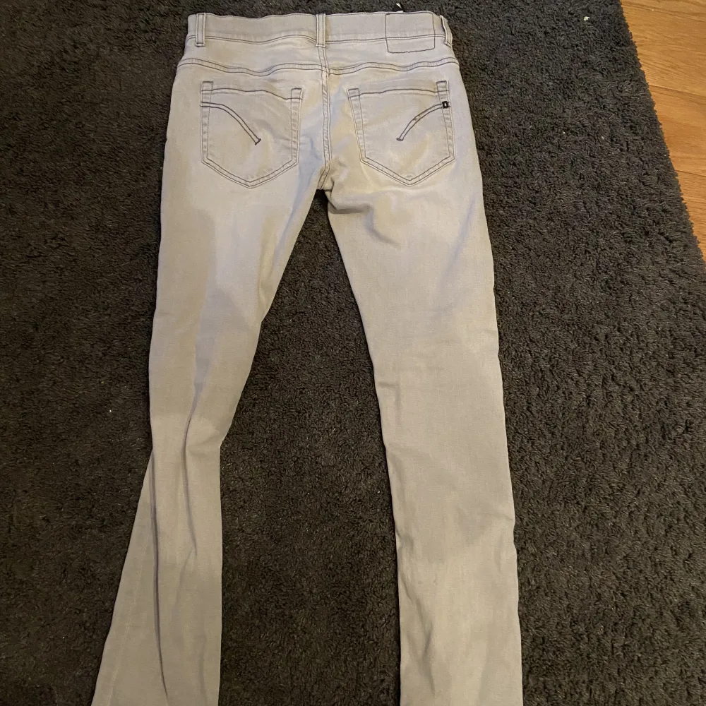 Ett par gråa dondups storlek 31. Jeans & Byxor.