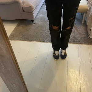 Svarta håliga jeans - Svarta håliga Calvin Klein jeans🖤BAGGY 😋😋 Så himla snygga men har tyvärr växt ut dem😭 