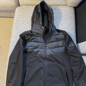 Jacka/ höst,vår jacka  - Det är en zavetti Canada jacka med som du kan ha i nästa alla årstider. Jackan är i väldigt bra skick och är ett väldigt bra material så du håller värmen. Vid snabbt köp kan pris diskuteras. 