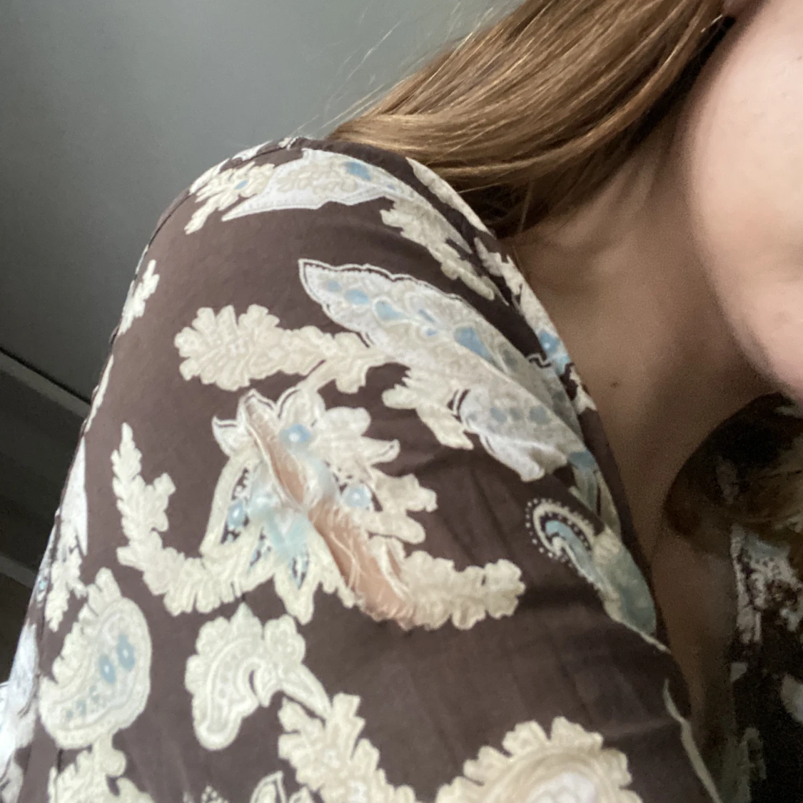 Brun tröja med pärlor - 91