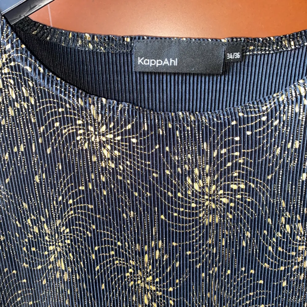 Superfint linne med guldigt mönster från Kappahl!! Fint skick:) . Toppar.