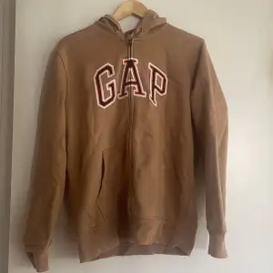 En hoodie från gap i storlek s, säljer då den inte kommer till användning särkilt mycket