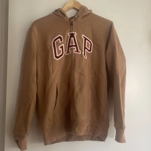 Brun gap hoodie - En hoodie från gap i storlek s, säljer då den inte kommer till användning särkilt mycket