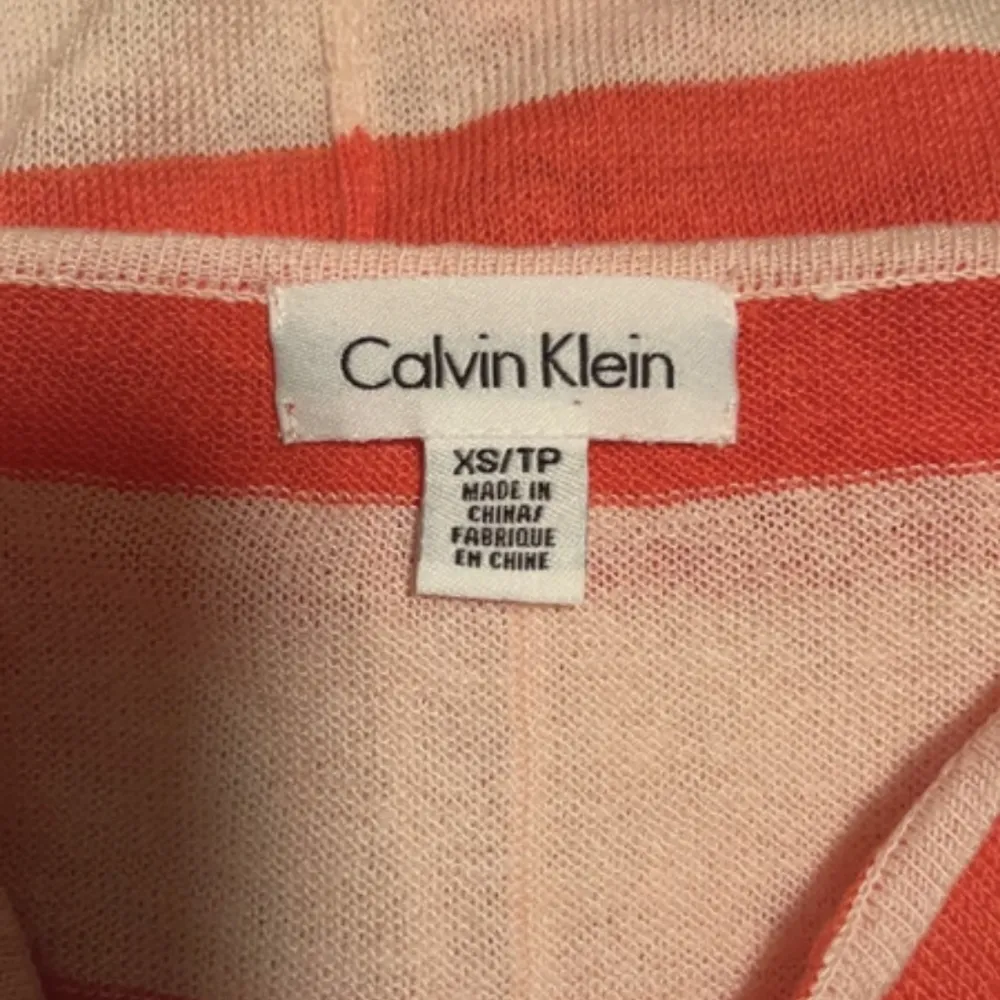 Calvin Klein blus.  Storlek XS.  Några funderingar/frågor fråga på.. Blusar.