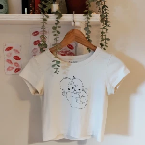 Brandy Melville Top - Säljer denna supergulliga tröjan från Brandy Melville. Jättefint tryck i blått och tröjan skulle jag säga är lite mer krämvit. Bara att skriva om du har några funderingar💕💕