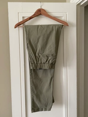 Byxor  - Chinosliknande. Använda fåtal gånger. 