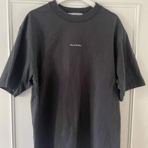 T-shirt från Acne Studios Nypris 2200kr, sparsamt använd Storlek M unisex, oversized passform