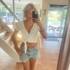 Topp med Knytte  - Söt vitt somrig t-shirt topp,  Aldrig använd 