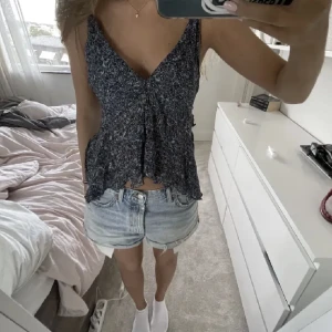 Zara linne - Säljer detta jättefina linne från zara! Jättesnygg fest topp med öppen rygg🥰 Storlek S Endast använd 2 gånger