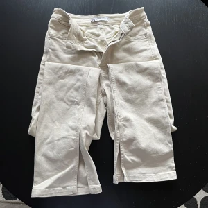 Zara byxor  - Byxorna är ifrån zara, köpt men aldrig använda då jag glömde lämna tillbaka dom efter att jag fått dom i fel storlek. Beiga med bootcut och slits.