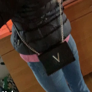 Väska  - Lägger upp igen för oseriös köpare! Säljer valentino väskan eftersom den ej kommer till användning! Smycket som ska sitta på har åkt av men har kvar det så om man vill ha med det så skickar jag såklart med smycket! 