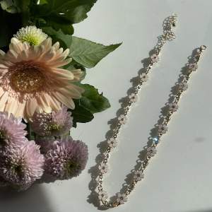 Jättegulligt halsband som endast är använt 1 gång. Det är guldfärgat med rosa blommor. Inte äkta silver eller guld, men jättefint!😍 100kr🌸✨