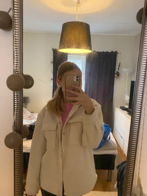 Slutsåld kappa💘 - Skitsnygg kappa från Gina som verkligen är en favorit men har inte plats i garderoben😢 OBS: fläckarna är på spegeln ej på kappan! 