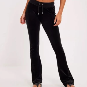 Juicy low Rise flare  - Byxor (svarta) från juicy köpa från Nelly. Nypris runt 1000 kr. Storlek XS. Använda Max 10 gr och är i nyskick, inga slitningar eller liknande alls! Passar mig perfekt som är 162 cm. Egna bilder kan fås i pm!