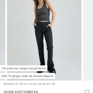 Kostym byxor! - Jättefina kostym byxor i så bra skick från bikbok! Säljer då dom inte kommer till användning längre. I storlek 34 🖤