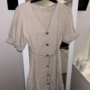 Klänning  - Beige klänning 