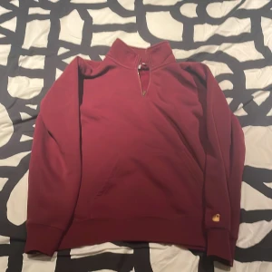 Carhartt halfzip - Vinröd Carhartt halfzip i bra skick - nypris ca 899 kr. Passar S/M bra