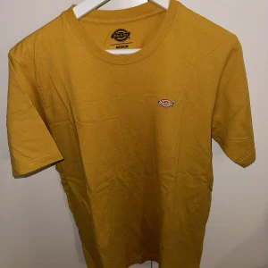 T-shirt med tryck - Senapsgul tisha från Dickies! Strl medium & sitter som en medium också :)