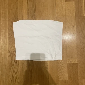 Tubtopp  - Säljer denna jättefina tubtoppen från Gina. Den sitter så snyggt och häver verkligen fram ens kurvor. Knappt använd så den har inga defekter. Kom privat för fler bilder/frågor🩷