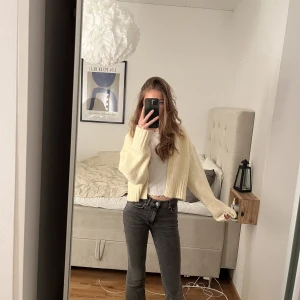 Kofta - Supermysig stickad tröja från Zara i storlek S. Använd 2 ggr och säljer pga kommer ej till användning. Koftan är ljust ljust gul och i nyskick