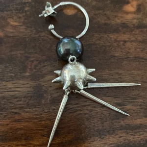 Maria Nilsdotter  - Maria Nilsdotter ett örhänge. Thisel. Mörk lila oljefärgad pärla. 