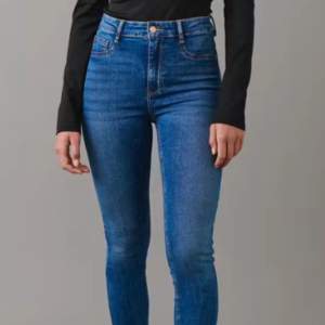 Säljer dessa då de är för små💞 Molly jeans från ginatricot, färgen finns inte kvar men påminner om den på bilden, har egna bilder vid intresse. Storlek M och är endast använda någon gång. Köpta för 349