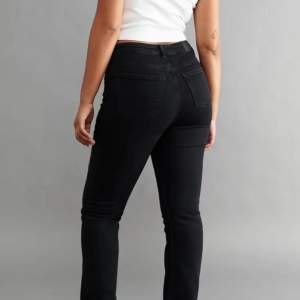 Säljer dessa jeans då dom ej passar längre💞 storlek 34 och är som nya i skicket. Köpta på Ginatricot, modellen heter 