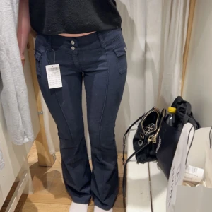 "Cargopants" - Brandy melville byxor i smuts svart som är utsvänga/bootcut, liknande de från H&M !