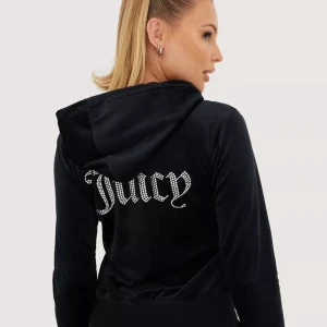 Juicy tröja med diamnater  - Juicy tröja med diamnater på ryggen, använd men inte sliten. Storlek xs, säljer pga använder inte längre