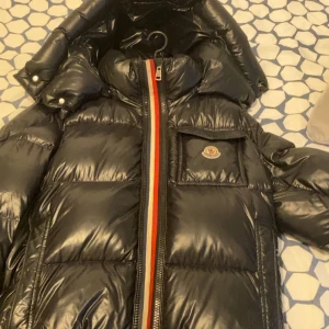 Moncler montbeliard jacka  - Säljer nu en tvär fet moncler jacka i bra skick, lite smutsig för varit i garderoben under hela sommarn | äkte bevis finns | ny pris 17000 | Jackan har nå små rapier bild på dom| om du har frågor och funderingar skriv priv. 