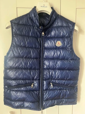 Moncler gui - Moncler gui  - 8,5/10 - og finns - size 3   3099kr  More info pm 