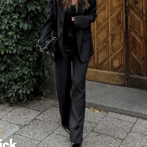 Ida Carlsson x nakd - Säljer ett par kostymbyxor som Ida Carlsson har designat för Nakd, knappt använda och är i strl 34 men passar även 36