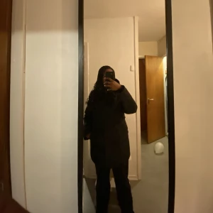 Canada Goose  - Säljer min canada goose jacka i modellen Victoria Parka, jackan är i storlek L,  passar även  M har använt den i 1 vinter säljer den för att jag köpt en ny. Jackan är lite sönder vid arm mudden. Kan skicka fler bilder om det önskas, PRISET KAN DISKUTERAS!