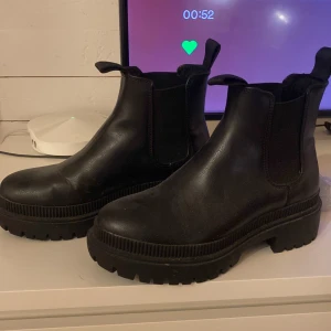 Boots - Boots som endast är använda 1 gång då dom är alldeles förstora för mig. Men skit snygga speciellt till en klänning eller kjol med stickad till💘