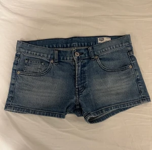 Jeansshorts  - Jeansshorts från crocker Storlek 32.