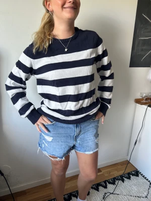 Randig stickad tröja  - Super fin randig stickad tröja i fint skick perfekt nu till hösten