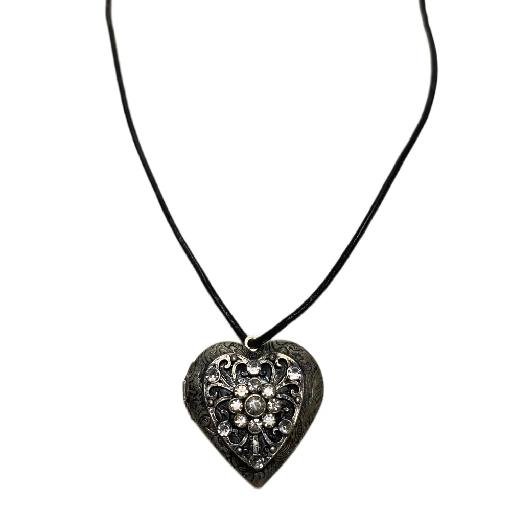 Så fin halsband med hjärta som öppnas  Längd 26 cm, men kan knytas kortare . Accessoarer.
