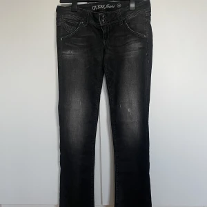 Guess low waist jeans - Jag säljer dessa skit snygga low waist jeansen från märket Guess. Dom är i strlk xxs men är mycket stora i strlk så skulle säga att de passar s/m! Jeansen är raka i modellen med många coola unika detaljer. Skriv om du har frågor💞☺️